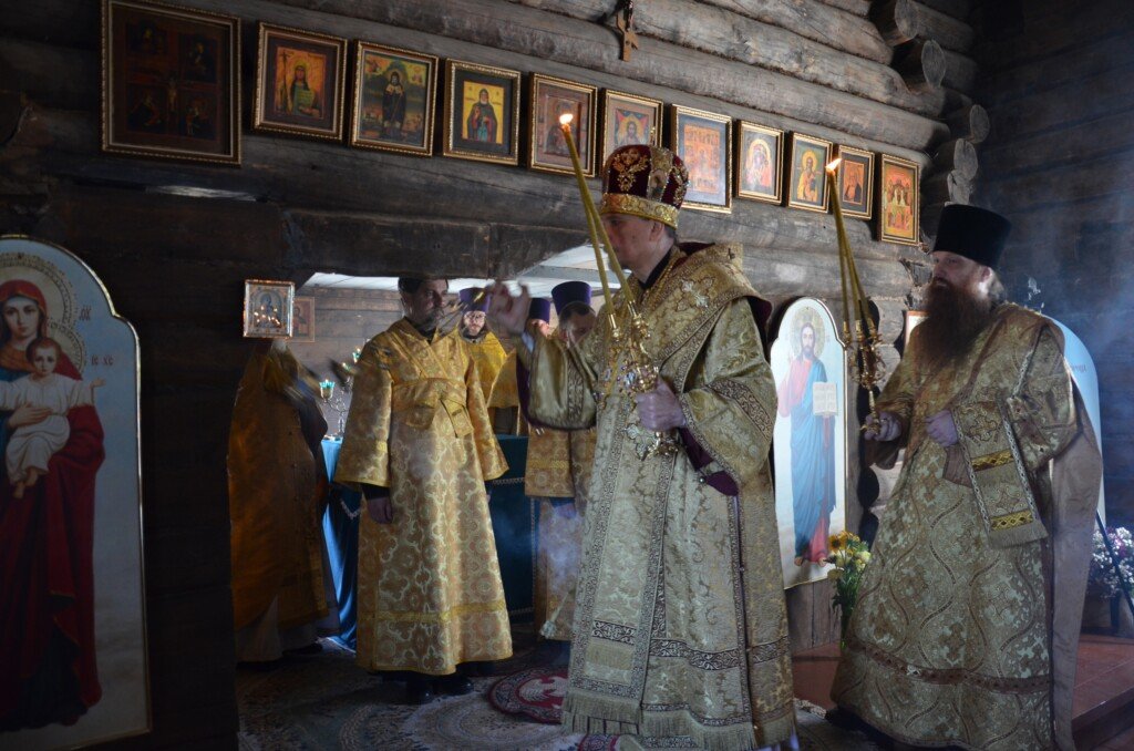 Литургия в Успенском храме села Варзуга